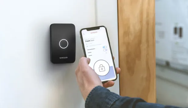 Image of a user using an Avigilon Alta mobile credential to access their building.
