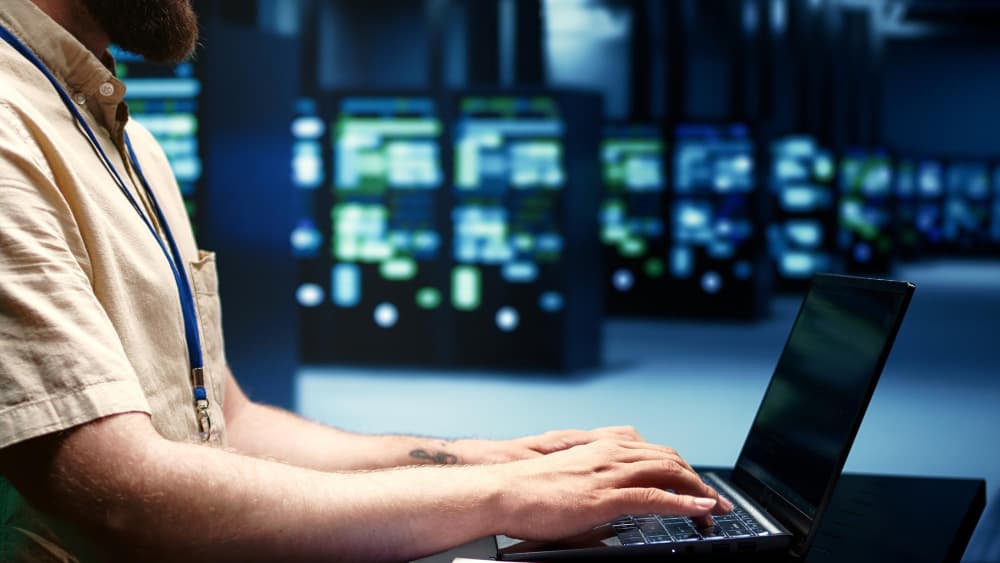Is Outsourced IT for Small Businesses Worth It in 2025? 2 IT Consultant Delivering IT Outsourcing Services for Small Businesses (1)
