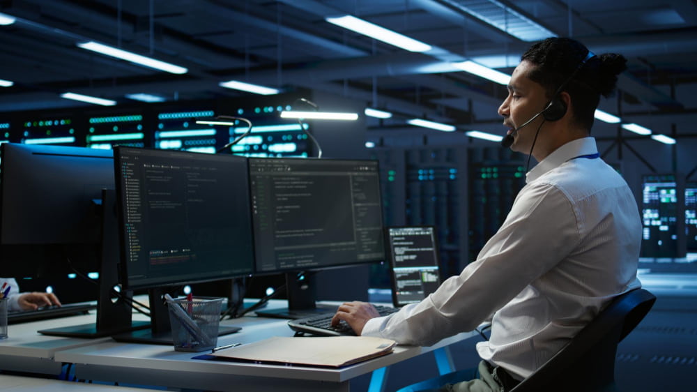 Is Outsourced IT for Small Businesses Worth It in 2025? 1 IT-Consultant-Providing-Small-Business-IT-Otsourcing-Services (1)
